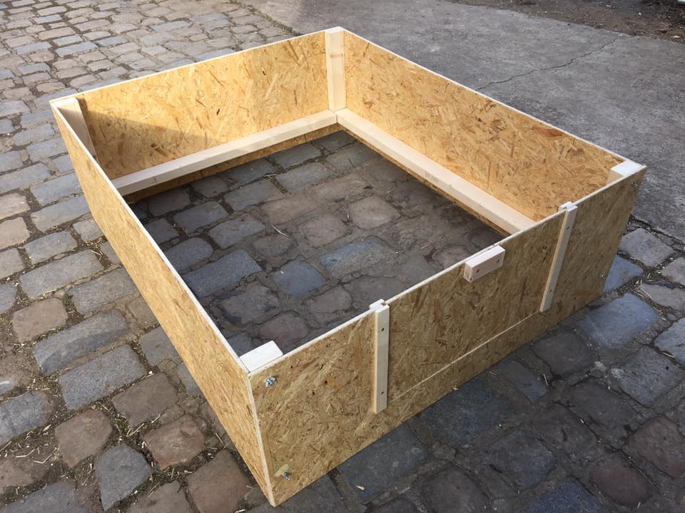 Rozebíratelná porodní bedna s ochranou proti zalehnutí